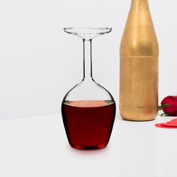 Obrácená sklenice na víno